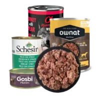 Bóxer disfrutando de una lata de comida húmeda natural