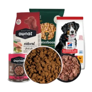 Saco de pienso abierto junto a cuenco lleno y perro adulto esperando