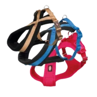 Arneses Trixie para perro en colores surtidos, acolchados y ajustables, ideales para paseos seguros.