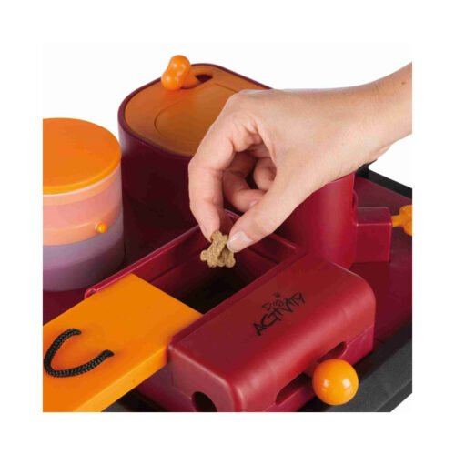 Mano-colocando-premio-en-compartimento-del-juego-Trixie69591file.jpeg Trixie Juego Interactivo Poker Box 2