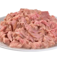 filetes de atún del producto Brit Care Cat Filetes De Atún Para Gatitos servidos en un plato