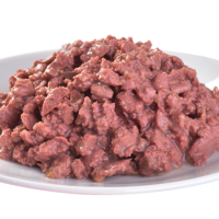 filetes en salsa brit care cat pouch hearty duck in gravy 85 g en un plato blanco