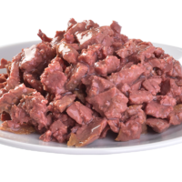 filetes en salsa brit care cat pouch savory salmon 85 g en un plato blanco