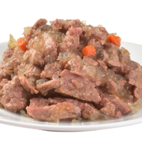 filetes en gelatina brit care cat pouch sterilized hearty duck & tender turkey en gelatina 85 g en un plato blanco