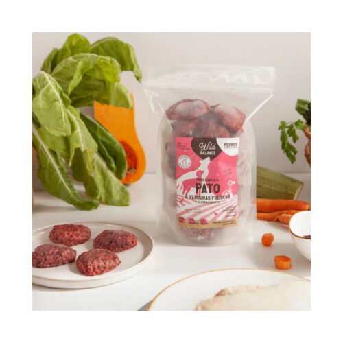 Perro disfrutando de comida natural Wild Balance pato