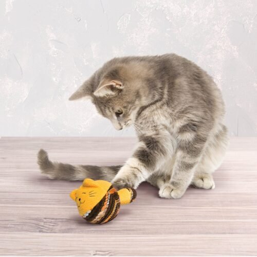 Gato jugando con el juguete con sonajero KONG Cat Yarnimals Assorted amarillo