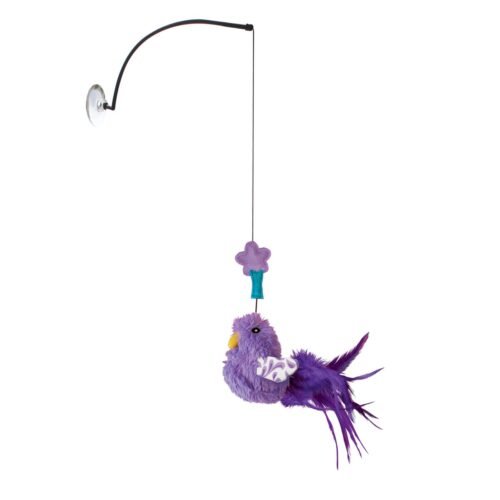Detalle del juguete KONG Connects Window Teaser con pájaro de peluche púrpura y plumas largas