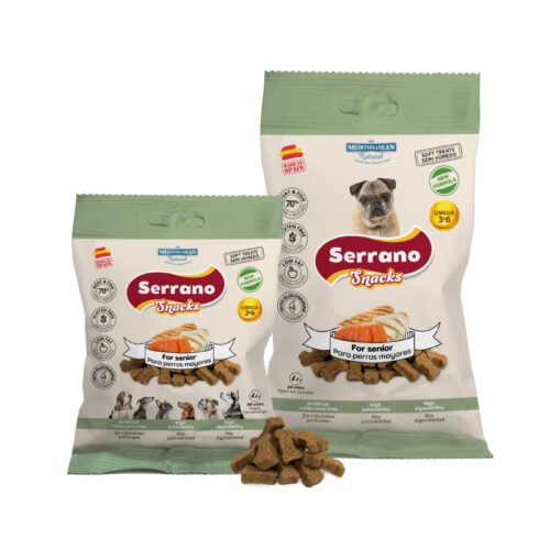 Pack frontal de los snacks Mediterranean Natural Serrano Snacks para Perros Senior, bolsa verde con Omega 3 y 6 y glucosamina